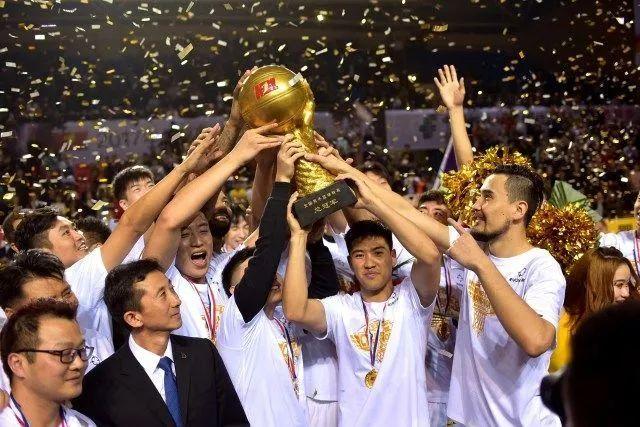 23岁中国球员留洋遇挫，狼队U21表现引发关注
